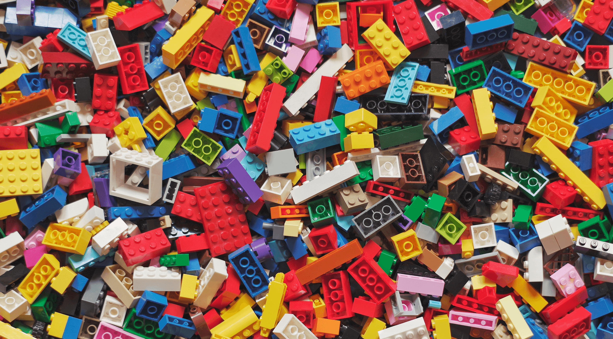 Ein Haufen bunter LEGO-Steine.