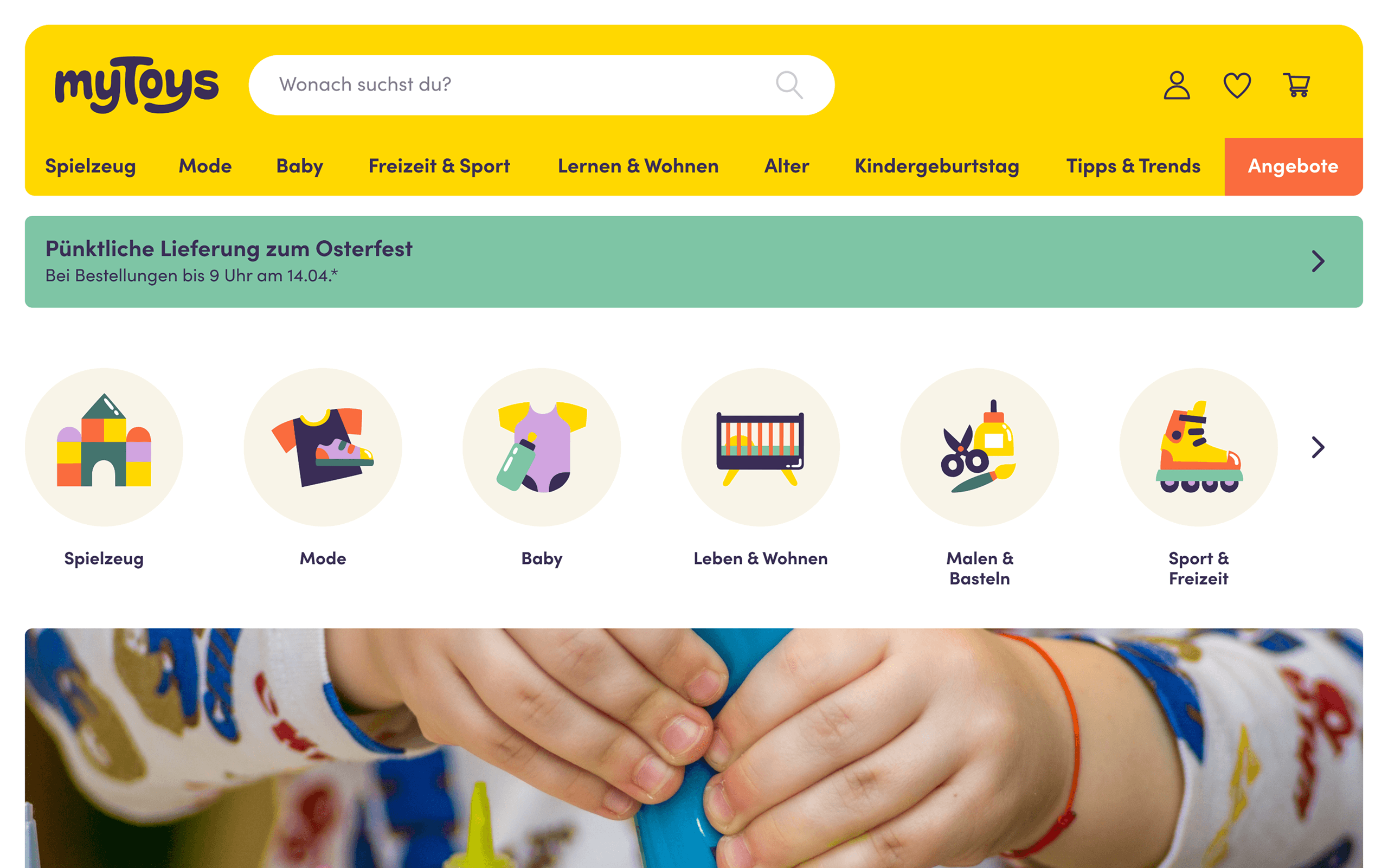 Die Startseite der myToys E-Commerce-Website mit Navigation, Produktkategorien und Kinderhänden im Bild.