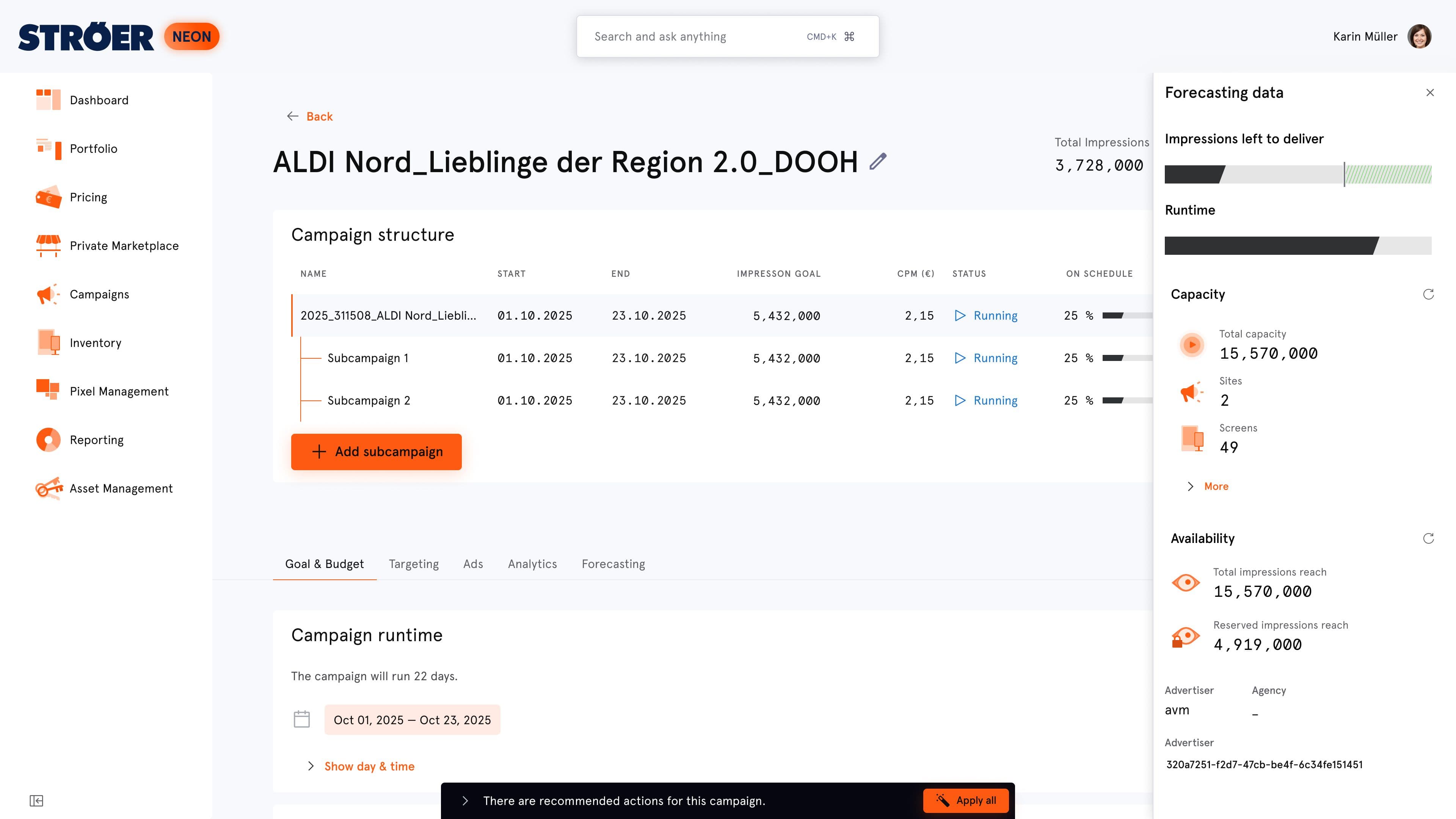 ALDI Nord DOOH Kampagnendashboard im Light-Mode mit Datentabellen und Forecasting-Sidebar.