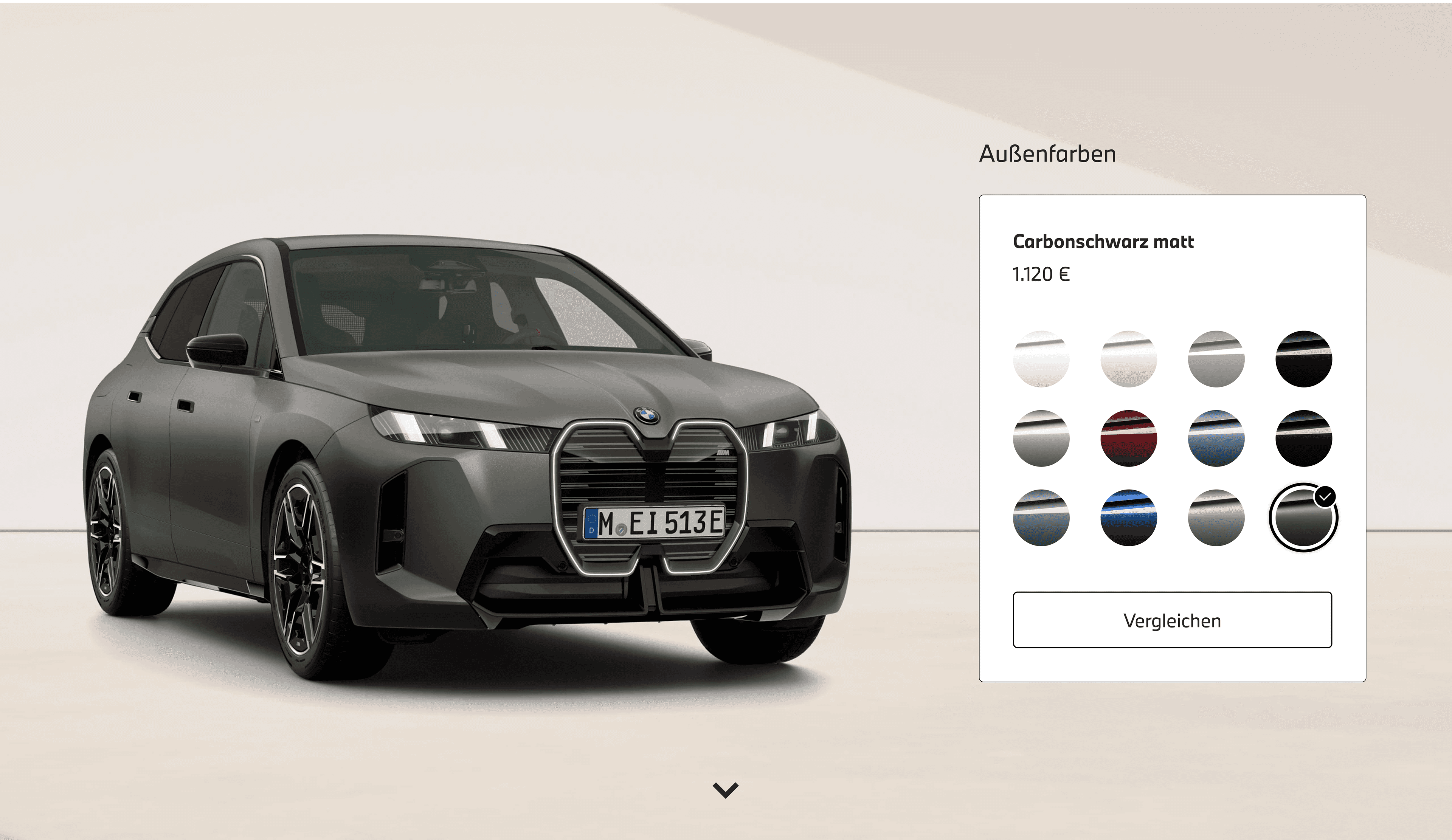 Ein dunkelgrauer BMW, bei dem in der Farbauswahloberfläche die Option „Carbonschwarz matt“ ausgewählt ist.