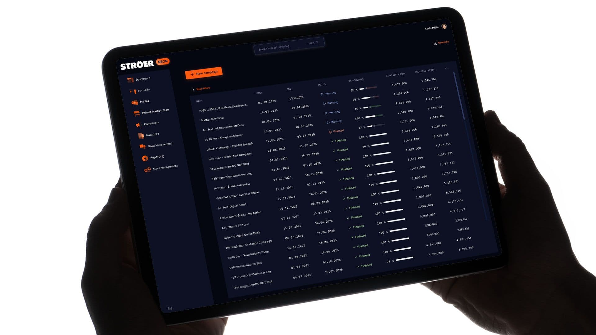 Ein Tablet mit dem STRÖER NEON Dashboard im Dark-Mode, das eine detaillierte Kampagnenliste mit Status-Anzeigen zeigt.